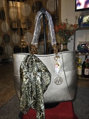 ⚜️NWT⚜️ Gold/Bronze Large Tote Bag & Wallet/Wristlet Combo By Mia K Farrow